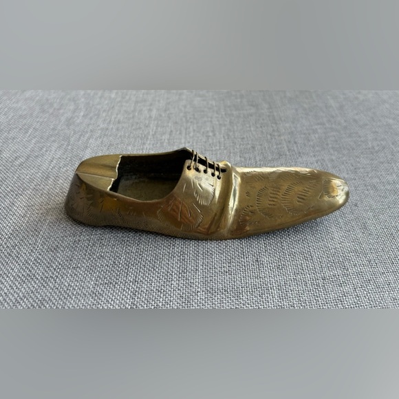 Vintage Brass Engraved Handcrafted Shoe Shape Ashtray, Paperweight, Collectible - Picture 2 of 8